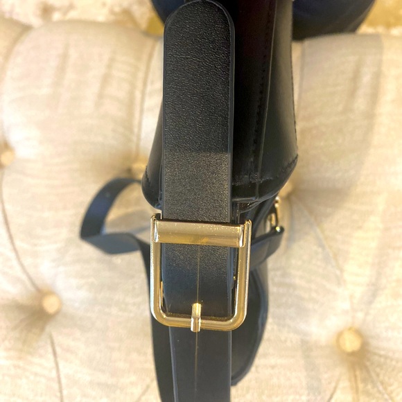 Brand New-Never Worn Shoulder bag -med sized black leather w/gold clasp detail. - Picture 3 of 5